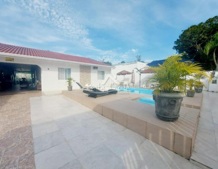 Casa com Piscina em Pontal do SUL